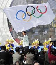 韓国、平昌冬季五輪の成功祈願 五輪旗到着で行事