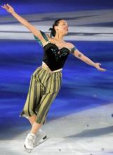 浅田選手がショートヘアで登場 アイスショーで観客魅了