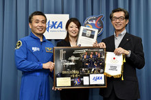 宇宙飛行士の若田光一さんがJOC公式ペナントを返還
