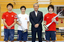 体操の内村選手と白井選手に平成25年度「JOCスポーツ賞」の表彰を実施