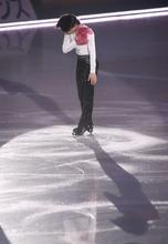 町田樹、涙でファンに別れ アイスショーで熱演