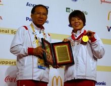 【柔道】金メダルの谷本歩実選手に団長賞を授与