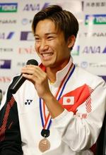 バドミントン日本代表が帰国 桃田「もっと強くなりたい」