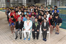 仁川アジア大会競泳・塩浦慎理選手に銀メダル、原田蘭丸選手に銅メダル授与