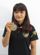 レスリングの伊調馨が帰国 リオ五輪へ「攻撃重視」