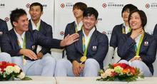 日本柔道陣が帰国 男女１２個のメダル獲得