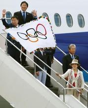 五輪旗、東京に到着 リオ五輪日本選手団も