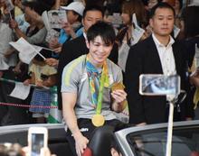 体操内村選手が故郷に凱旋、長崎 五輪２冠祝いパレード