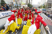 リオデジャネイロオリンピック・パラリンピックの日本代表選手団が合同パレード、80万人の大歓声に笑顔