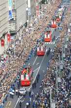 リオデジャネイロオリンピック・パラリンピックの日本代表選手団が合同パレード、80万人の大歓声に笑顔