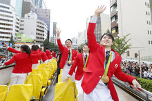 リオデジャネイロオリンピック・パラリンピックの日本代表選手団が合同パレード、80万人の大歓声に笑顔