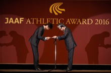 ロンドンオリンピック陸上競技・森岡紘一朗選手に7位入賞の表彰状を授与