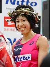 女子マラソン、重友が優勝 大阪国際、代表に前進