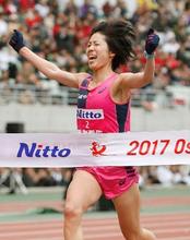 女子マラソン、重友が優勝 大阪国際、代表に前進