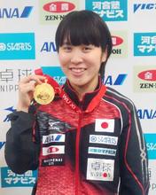 卓球のアジア女王、平野が帰国 「次は世界で優勝したい」