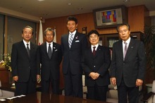 竹田恆和JOC会長が鴨下一郎環境大臣を表敬訪問