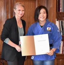 リオ女王の田知本遥が柔道着寄贈 スイス・ローザンヌの五輪博物館