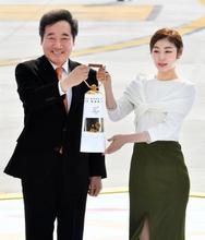 平昌五輪の聖火、韓国に到着 ２０１８キロの国内リレー開始