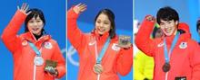 高木美帆選手らメダルに笑み 平昌で授与式