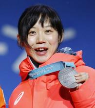 高木美帆選手らメダルに笑み 平昌で授与式