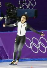 小平、五輪新で金メダル スピードスケート・１８日