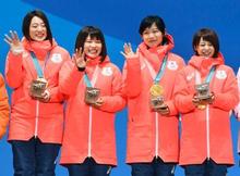 高木美帆選手らに金メダル授与 スピード女子団体追い抜きの４人