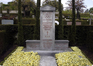 クーベルタンの墓石。