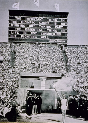 ロンドンオリンピックの開会式。後ろに「オリンピックは参加することに意義がある」のクーベルタンの文字。