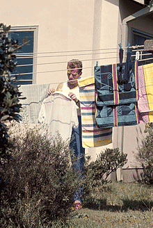 宿舎で洗濯物を干す外国人選手。 