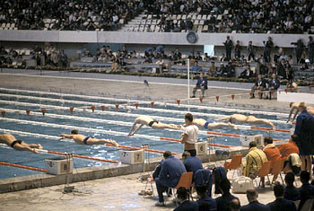 水泳もまた、スポーツクラブとして幅広い人々が参加できる環境が増えた。