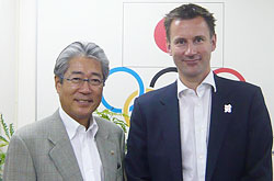 JOCを訪問した英国のハント大臣（右）と竹田JOC会長