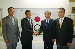 左から、エンボン事務局長、シャベリ―・チク大臣、竹田会長、市原副会長兼専務理事