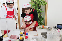 子供と一緒に野菜を切る潮田玲子さん（アフロスポーツ）
